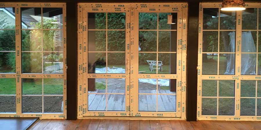 Окна, установленные в деревянном доме