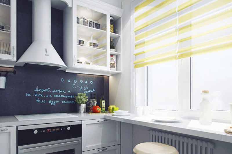 Окно в панельном доме с отделкой: вариант оформления на кухне