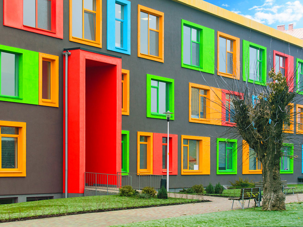 Цветные окна в архитектуре здания