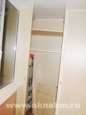 Недорогой шкаф для лоджии изготавливается из ламинированного ДСП (ЛДСП)