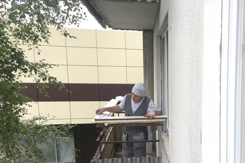 Установка окон на ограждение балкона при легком алюминиевом остеклении