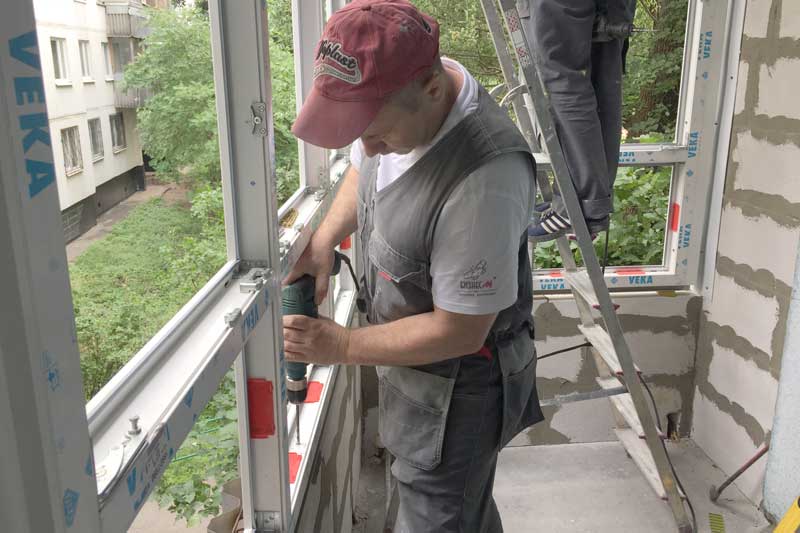 Установка пластиковых окон на основание из пеноблоков при остеклении балкона