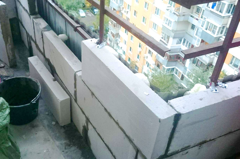 Остекление балкона пластиковыми окнами должно устанавливаться на основание из пеноблоков, кирпича или иное твердое сооружение