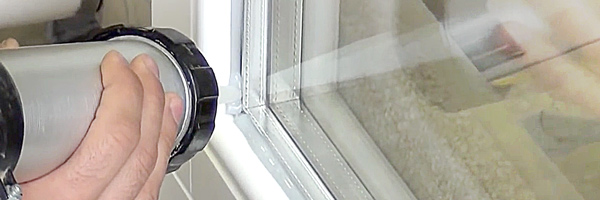 Фотография с производства окон: герметизация стеклопакета