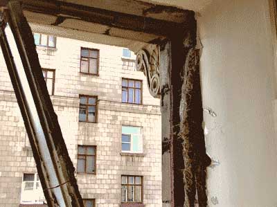 Много мусора образуется при демонтаже старой деревянной рамы в сталинских домах